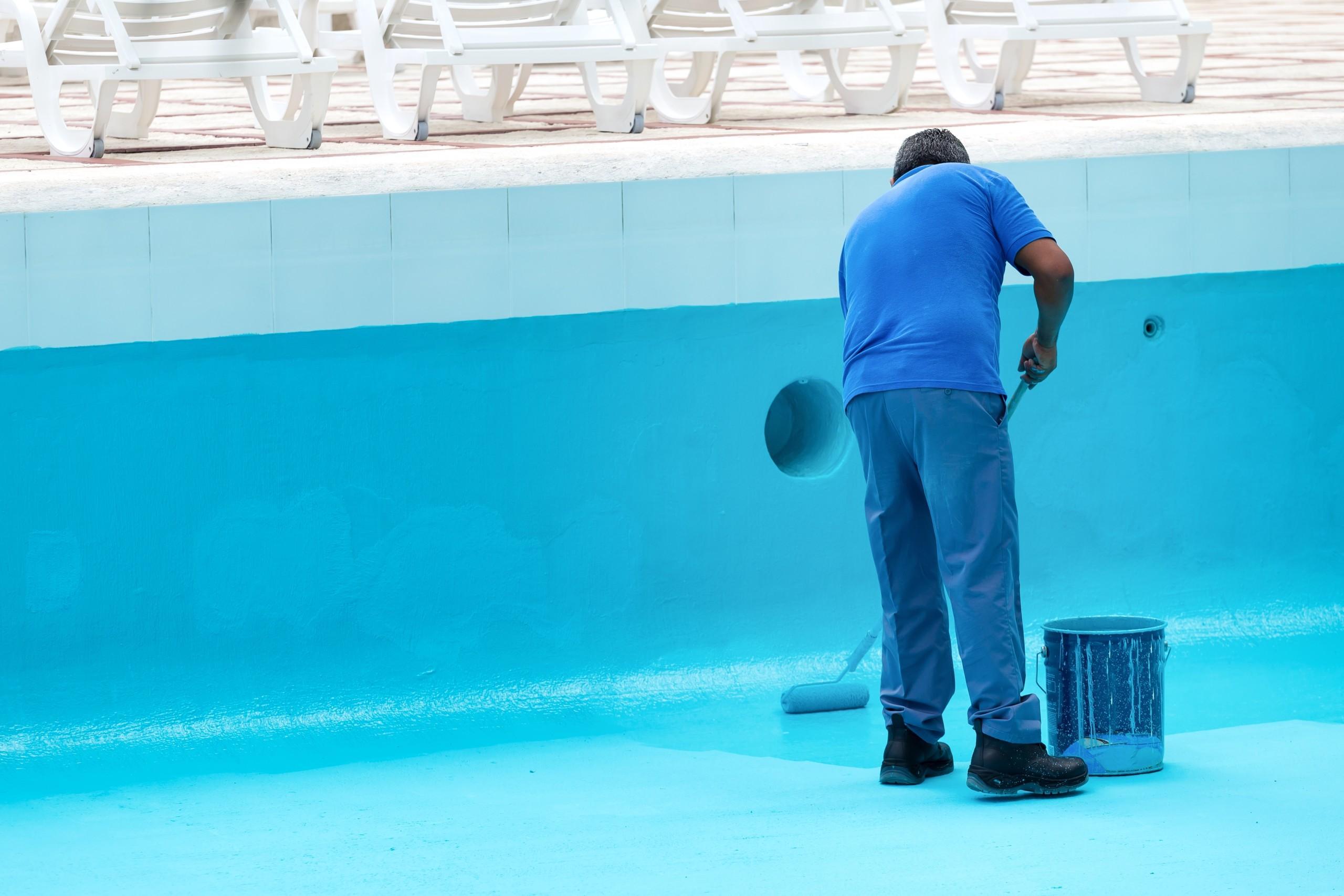 Pintando piscina scaled 1